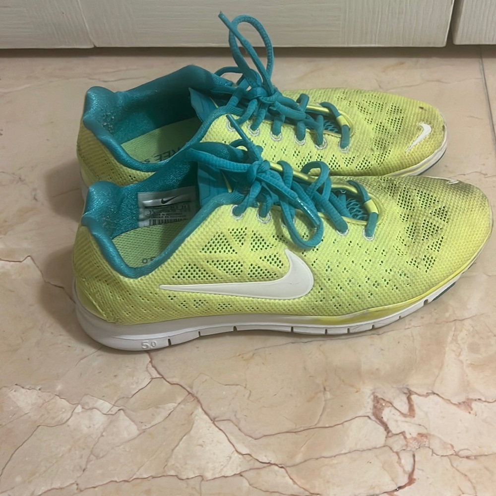 Women NIKE free 5.0 style. size 7. 5 USA